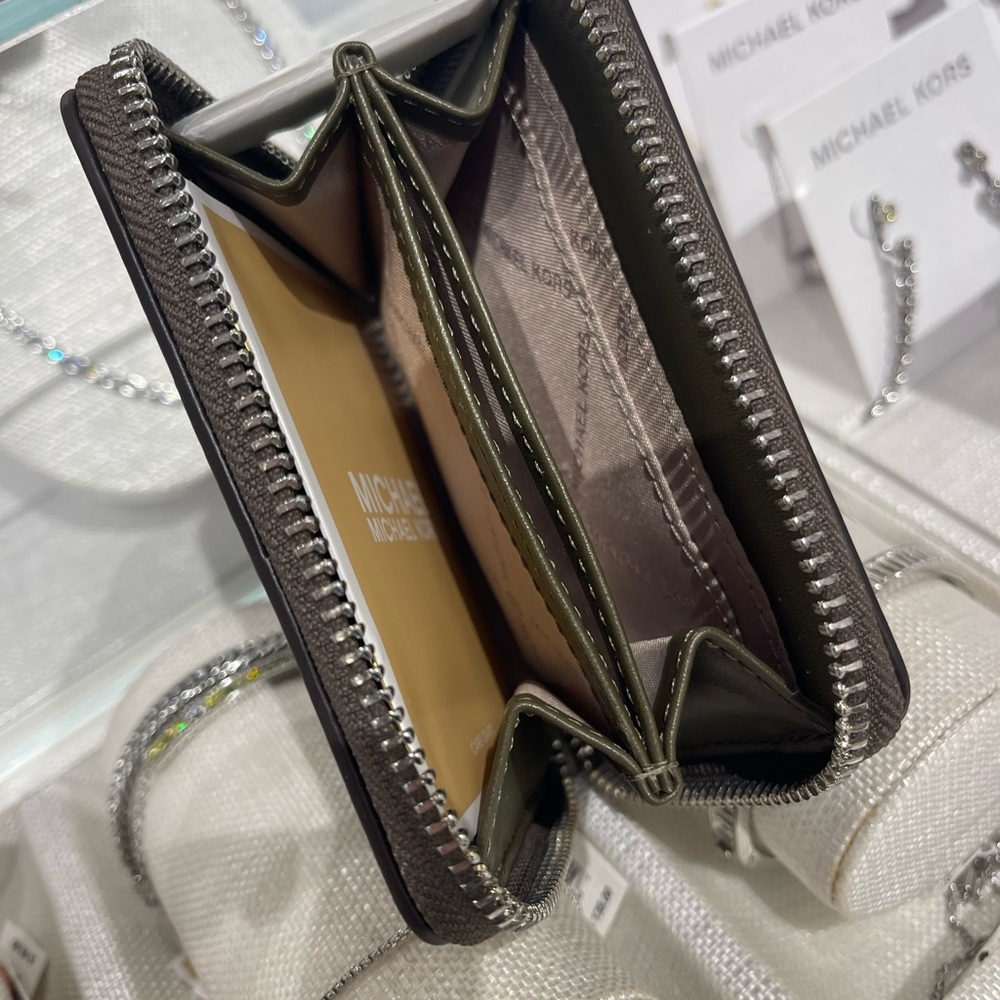MICHAEL KORS Jet Set Medium Distressed Zip Around Card Case
Olive
NWT - Picture 7 of 16
